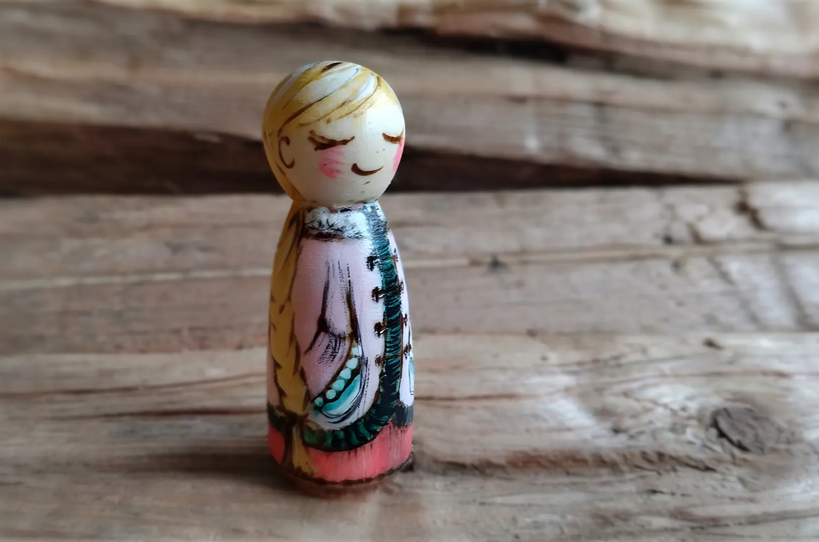 Handgemaakte winterse houten peg doll, met de hand gebrand en beschilderd. Een vredig houten poppetje, perfect als decoratie of als duurzaam open-einde speelgoed in de kinderkamer.